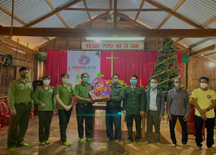 Cong an huyen tham tang qua co so ton giao nhan le giang sinh 2021 2